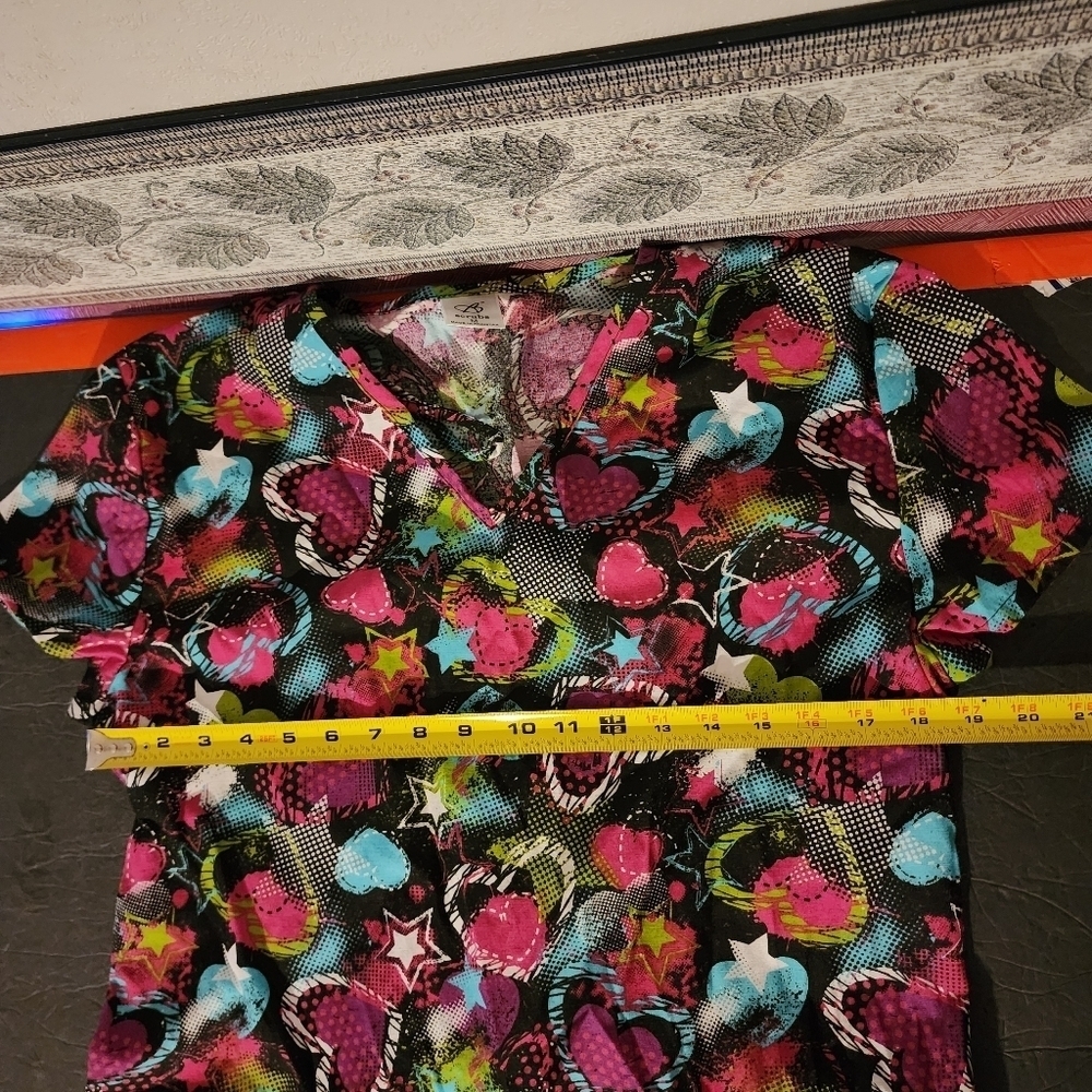 Bobbie Brooks Scrub Top Hearts Multicolor Size M NWOT - Picture 5 of 6
